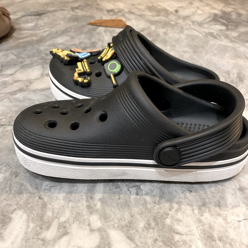 Crocs unisex black basically brand new!